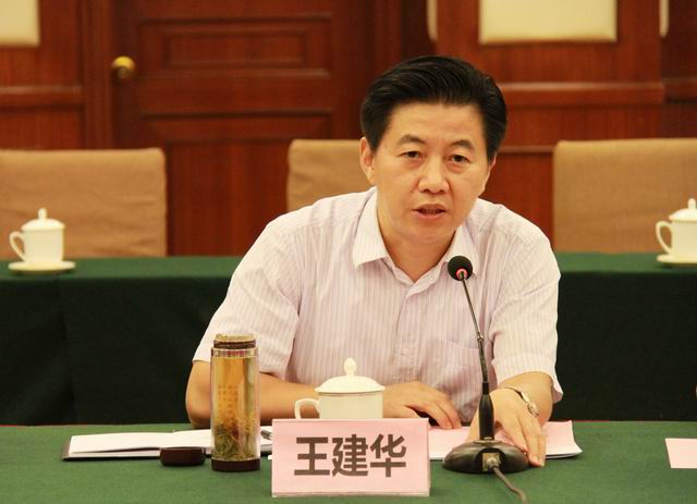 会议市人社局党委委员,外专局局长焦绪奎汇报工作督导组听取工作汇报