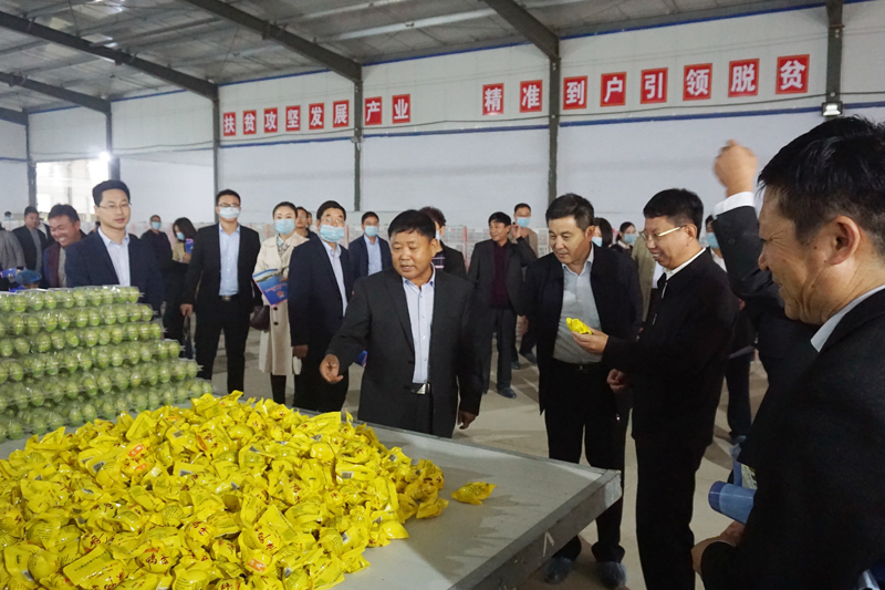 小路口水泊食品厂就业扶贫车间观摩2.JPG