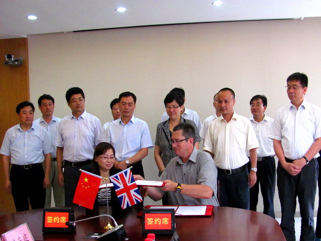 保障局党委委员,外专局局长焦绪奎出席签约仪式滕博教授介绍项目情况