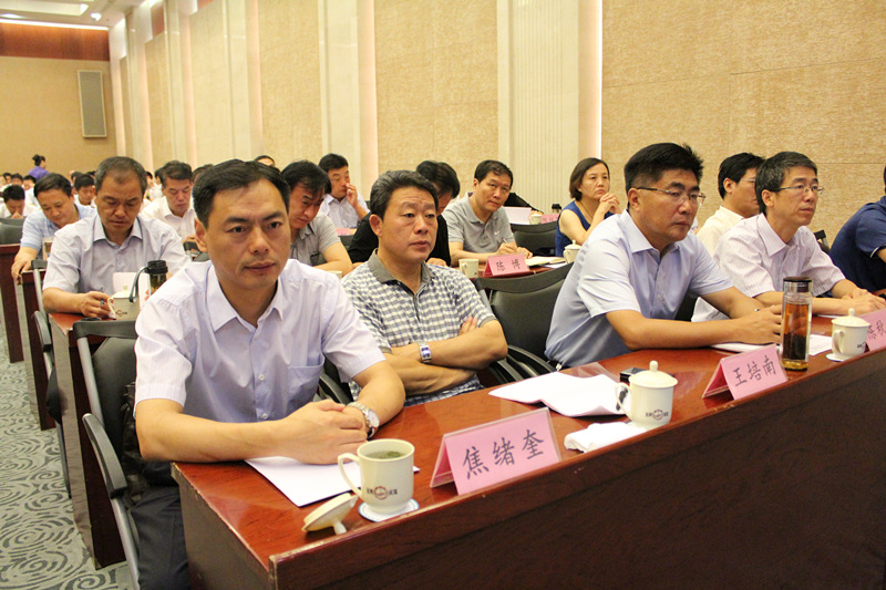 市人社局党委委员,市外专局局长焦绪奎出席讲座沈波博士在作辅导专题