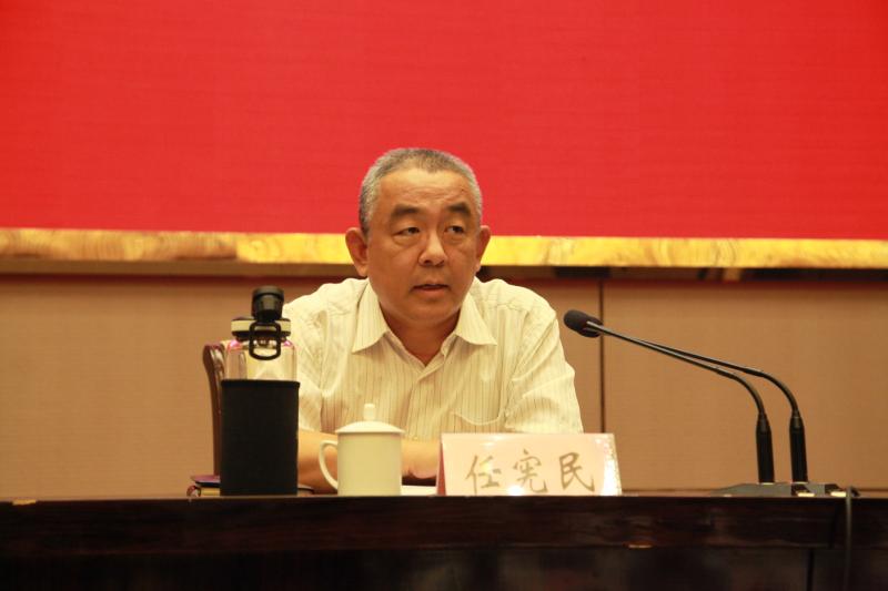 市人社局党委委员,副局长任宪民讲话市就业办主任伊成厚主持会议推进