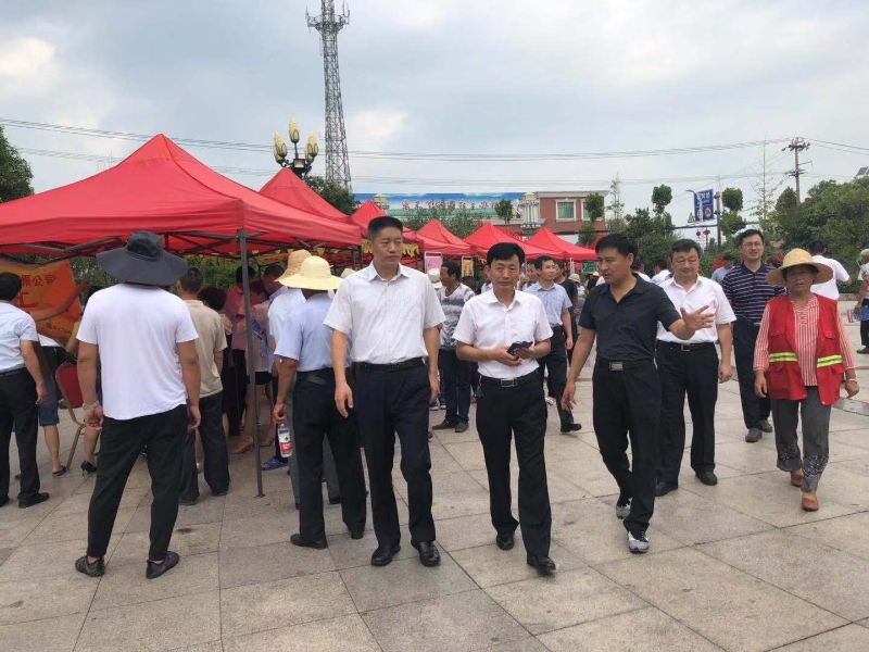 微山县委常委,副县长宋华东,县人社局和留庄镇有关负责同志陪同调研.